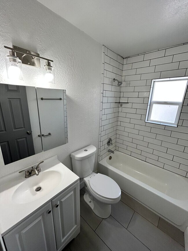 Building Photo - Lambourne Duplex