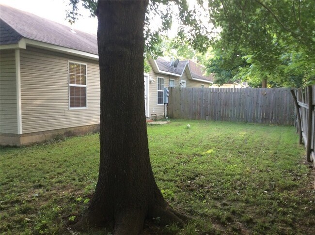 Building Photo - 2082 E Farr Ln