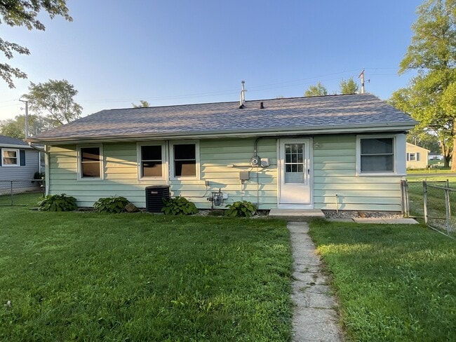 Building Photo - 3406 Three Oaks Dr