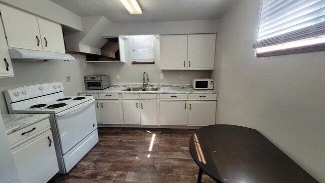 Building Photo - 908 1st St