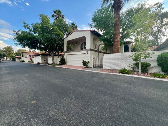 Building Photo - Hidden gem in the heart of Las Vegas