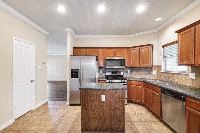 Building Photo - Beautiful 3 Bedroom 2 1/2 in trophy ridge