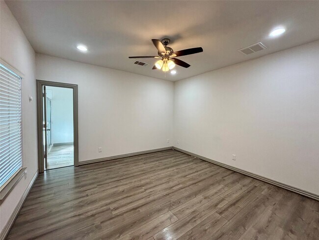 Building Photo - 8918 Southview St