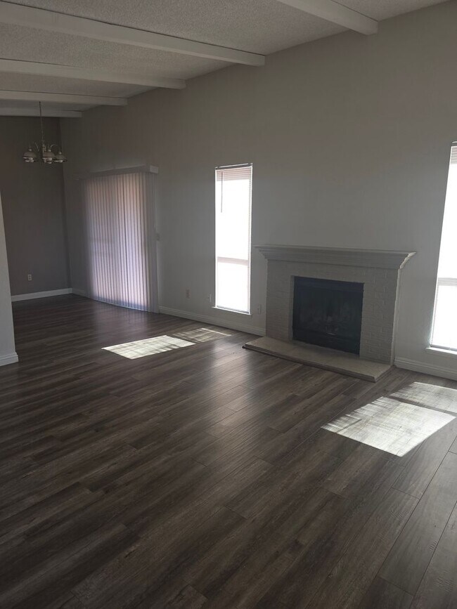 Building Photo - Beautiful CONDO 2 Bedroom- 2 Bath