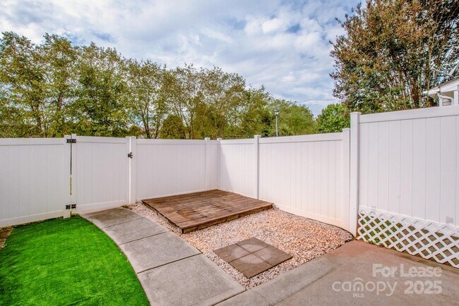 Building Photo - 9366 Greenheather Dr