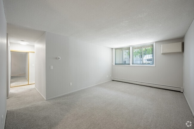 1BR, 1BA - 600 - Living Room - Johnson Parkway