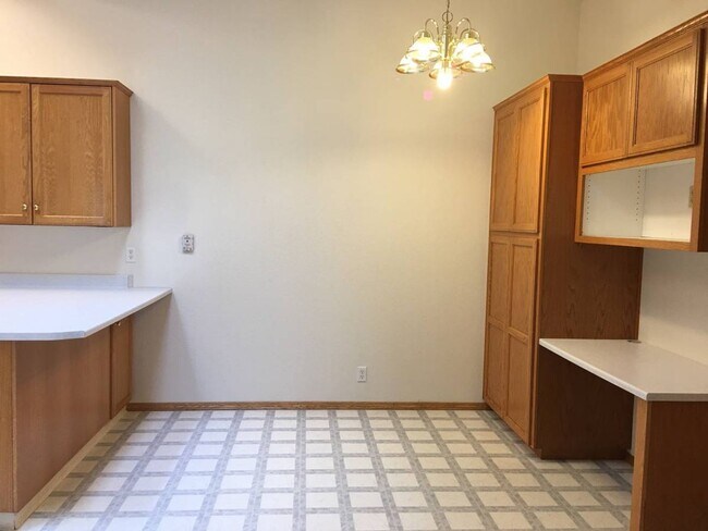 Building Photo - Lovely 3-Bedroom Duplex for Rent in McKinl...