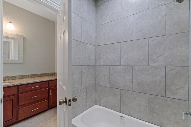 Building Photo - 1253 E Jessamine St