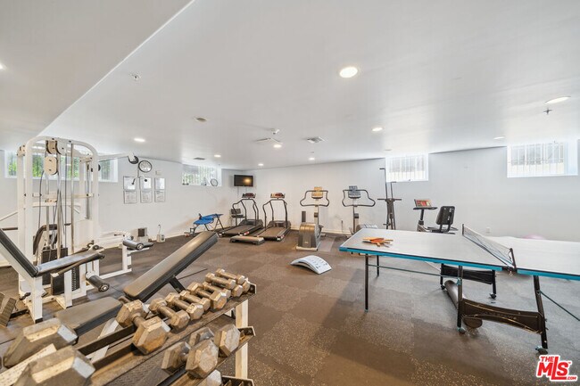 Building Photo - 1450 S Beverly Dr