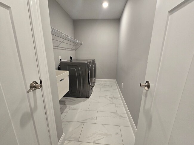 Building Photo - 6 Bedroom Home in Brookridge Estates