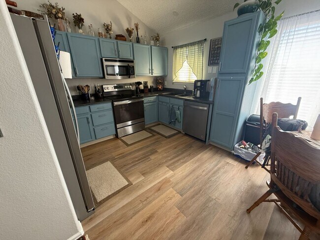 Building Photo - GREAT LOCATION! New LVP and Carpet - WON'T LAST LONG!