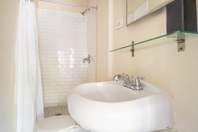 Building Photo - 5928-5928 Victor St