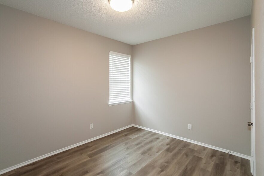 Building Photo - 7213 Park Creek Cir W