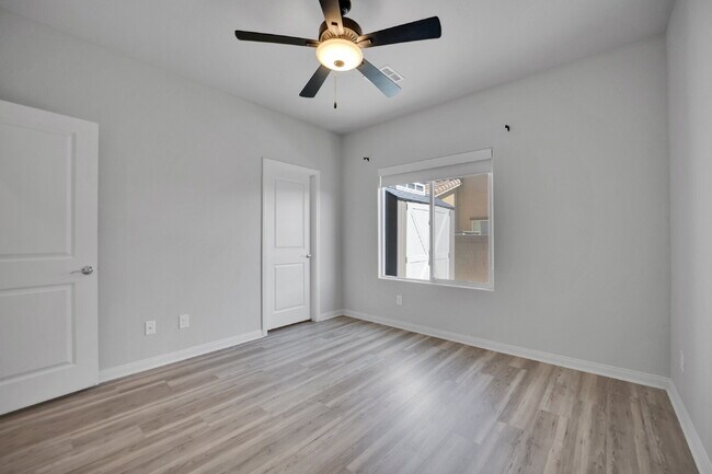 Building Photo - Gorgeous 5 Bedroom home!