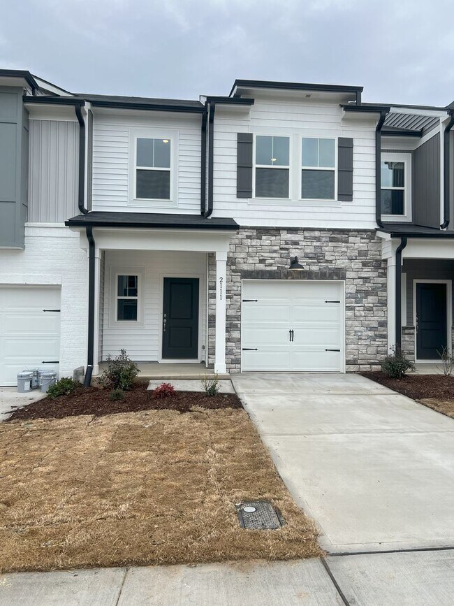 Building Photo - Bright & Modern 3-Bedroom Townhome in a Prime Triangle Location!