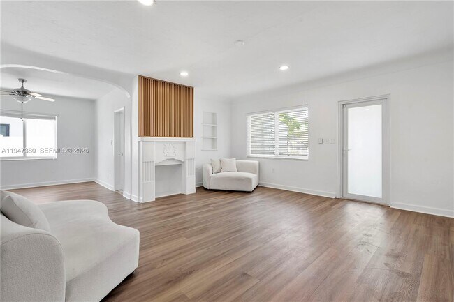 Building Photo - 2350 SW 26th St