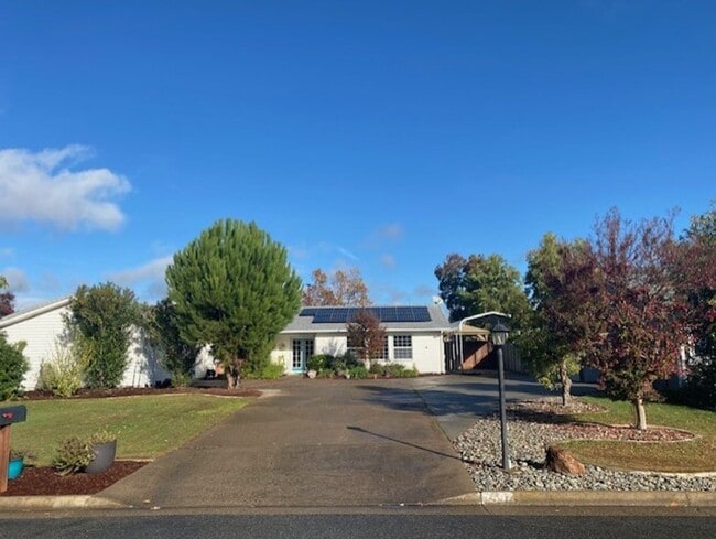 Building Photo - Beautiful Home w/ Pool - Country Oaks Subdivision