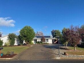Building Photo - Beautiful Home w/ Pool