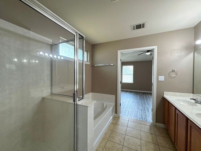 Building Photo - 3 Bed/ 2 Bath Home Available in Villages of Berry Creek!