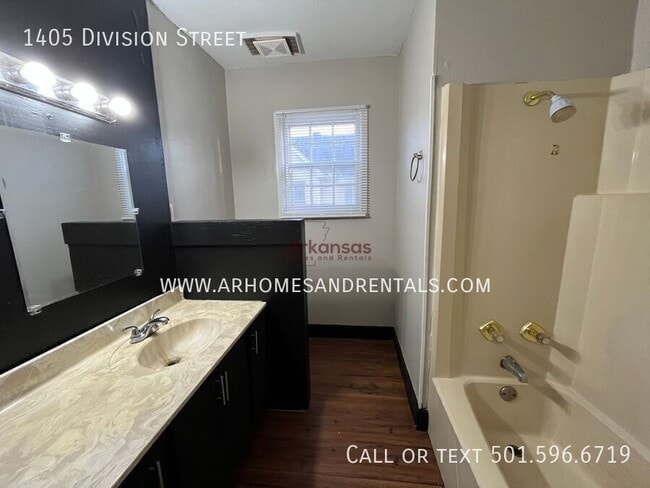 Building Photo - 1405 Division St