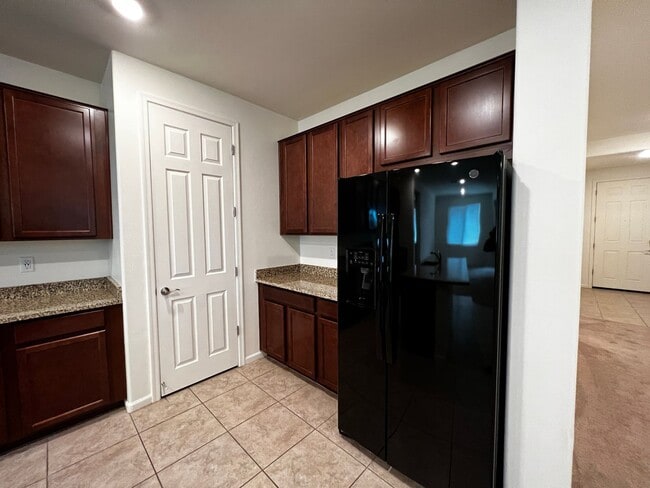 Building Photo - 4 Bedroom Home with 3-Car Garage in Gladde...