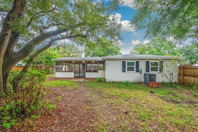 Building Photo - Charming Florida Cottage in the Heart of F...