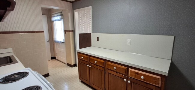 Building Photo - 3 Bedroom 1.5 Bathroom Available in Lancaster!