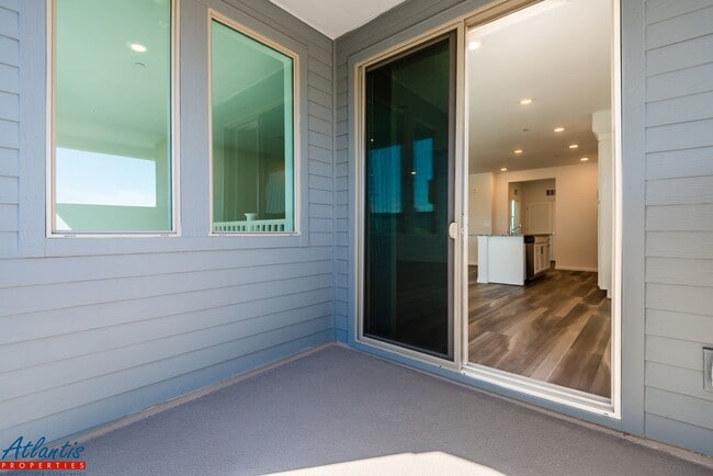 Building Photo - Newly Built Condo | Open Floor Plan | E.V. Outlet