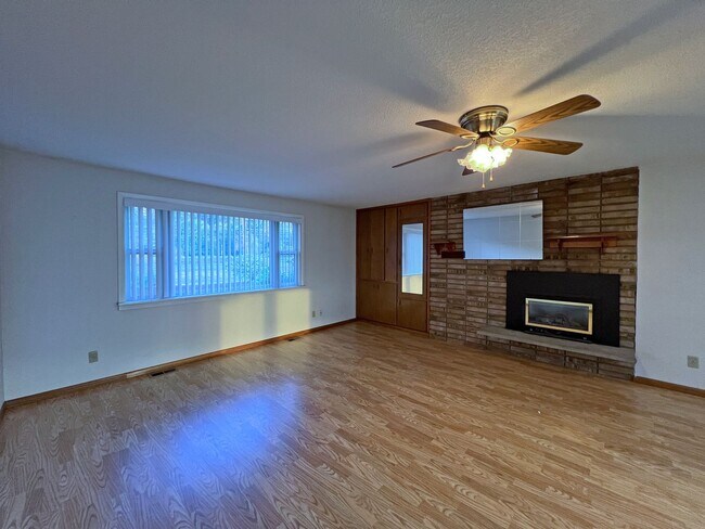 Building Photo - Rental ranch rambler - 3 bed, 2.5 bath, 2 ...