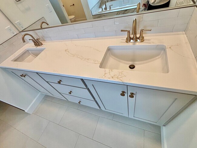 Building Photo - Gorgeous Ridgefield Home w/ full guest sui...