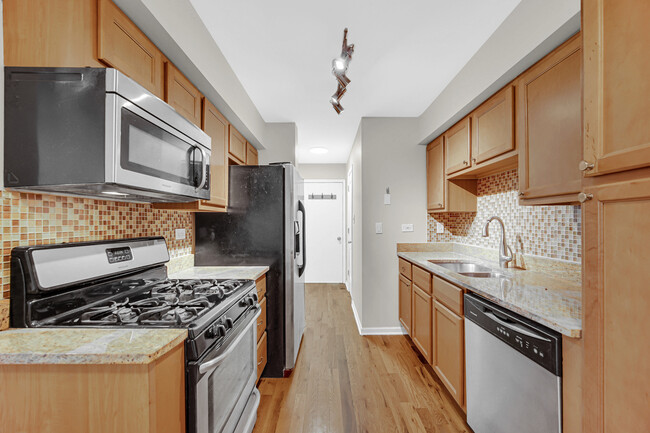 Building Photo - 2301 Knollwood Cir