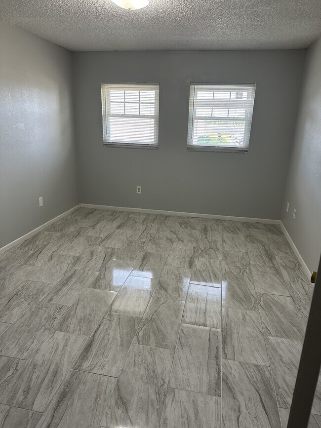 Building Photo - 836 Sky Lake Cir