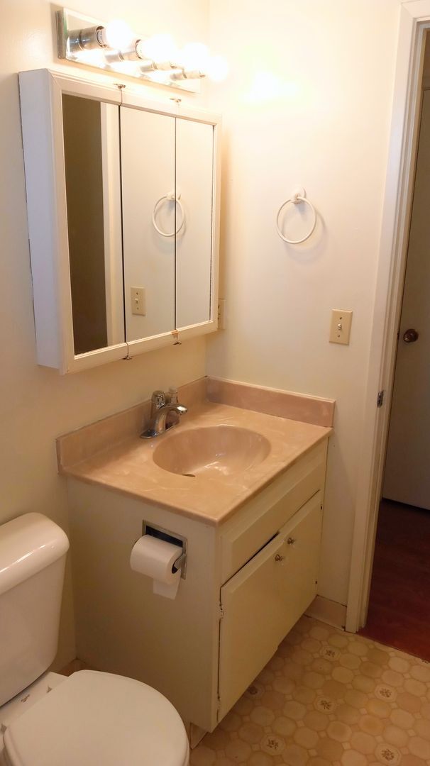 Building Photo - Charming 2bd Duplex With Private Yard & Garage