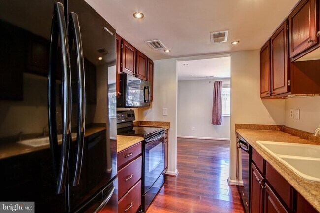 Building Photo - 6324 Lightburn Ct