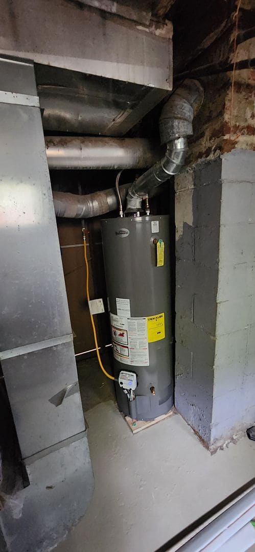 Building Photo - Large, beautifully updated well insulated ...