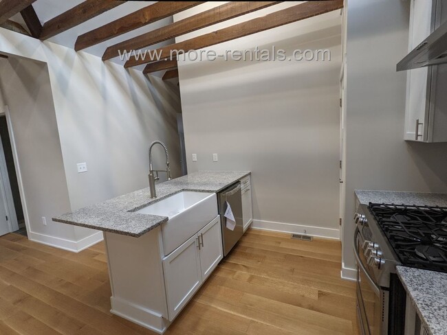 Building Photo - Beautifully renovated 2 bdr 2 ba house