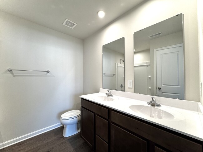 Master Bath - 220 Sarnesfield Way