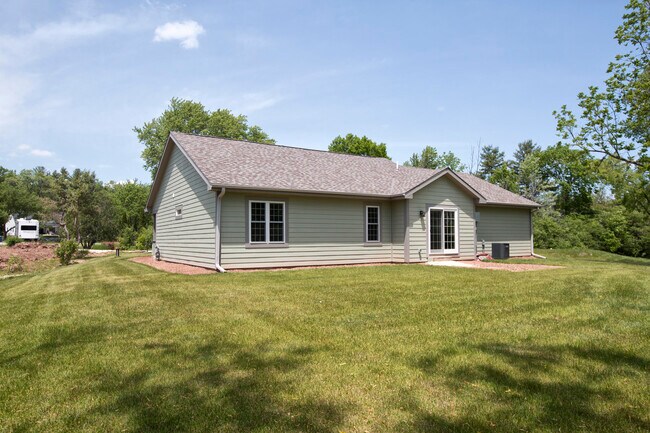 Building Photo - 1255 Westwood Dr