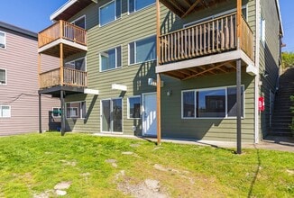 Building Photo - Sun-Filled 2BR/2BA Retreat w/ Split Layout, In-Unit W/D & Parking – Spacious 1,009 Sq Ft!
