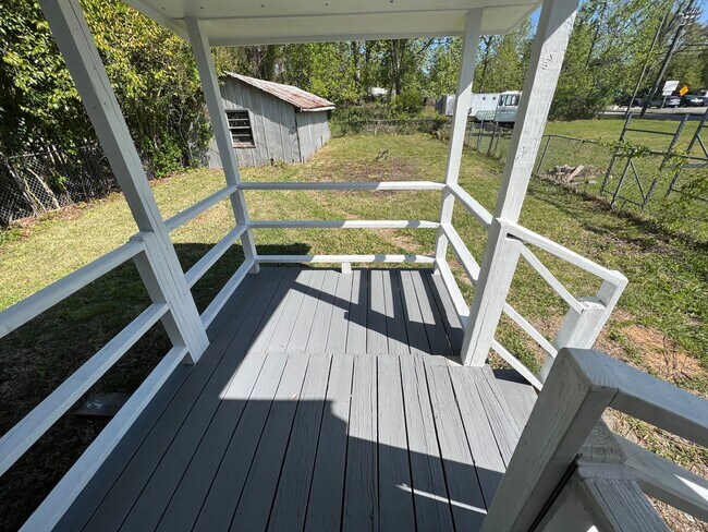 Building Photo - Remodeled 3 bedroom/ 2 bathroom home within minutes of downtown.