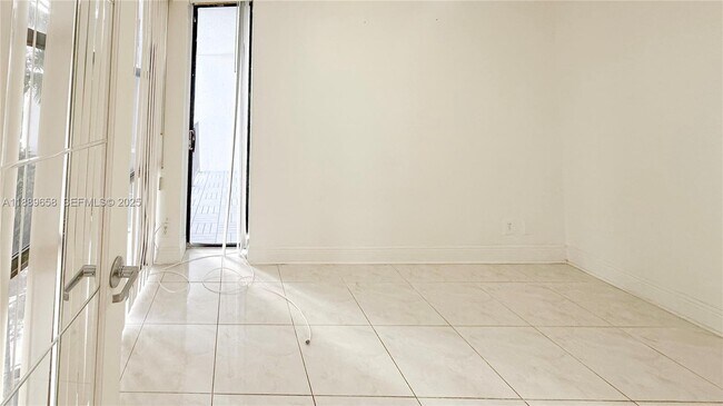 Building Photo - 800 Parkview Dr