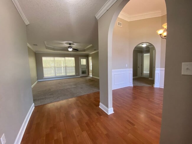 Building Photo - COMING EARLY MAY 2026! (Pet Friendly)