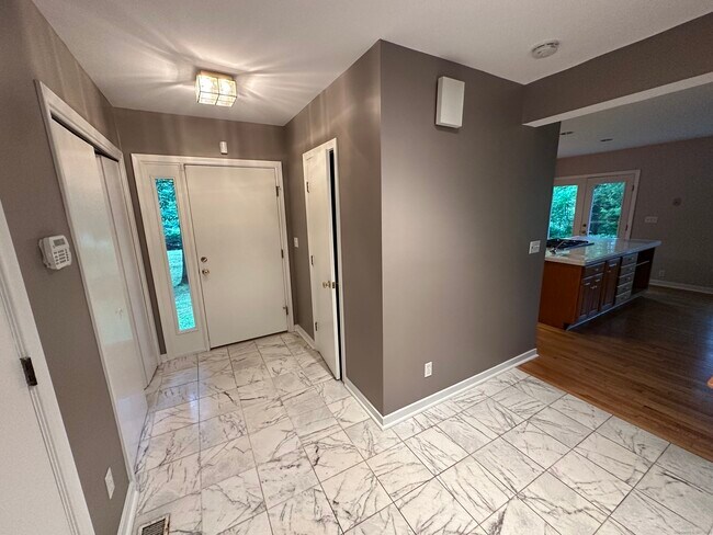 Building Photo - 451 Pine Tree Dr