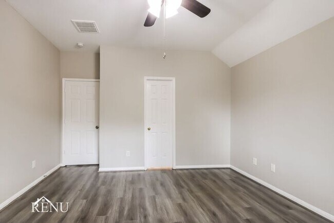 Building Photo - 4002 Old Pine Grove Dr