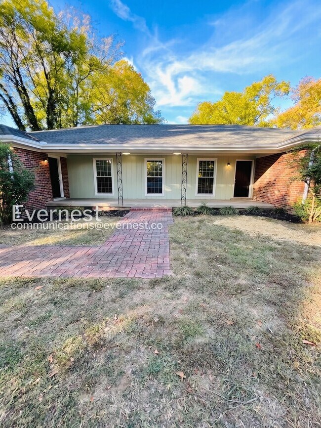 Building Photo - 4 Bed, 3 Bath Home with Fenced Yard / Pet-Friendly / Coming Soon!