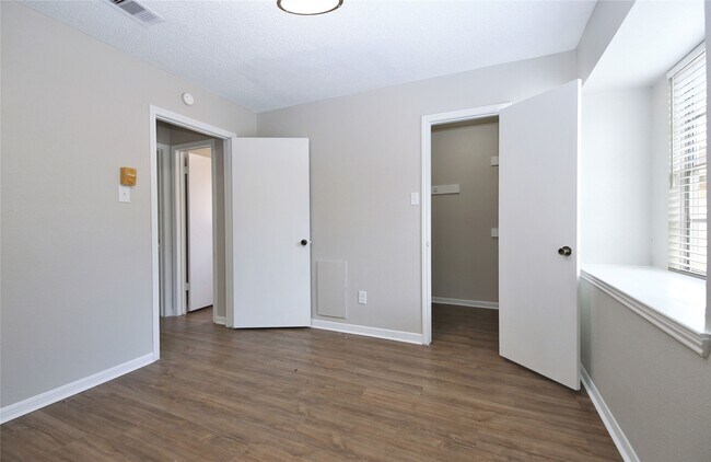 Building Photo - 7814 Barnhill Dr