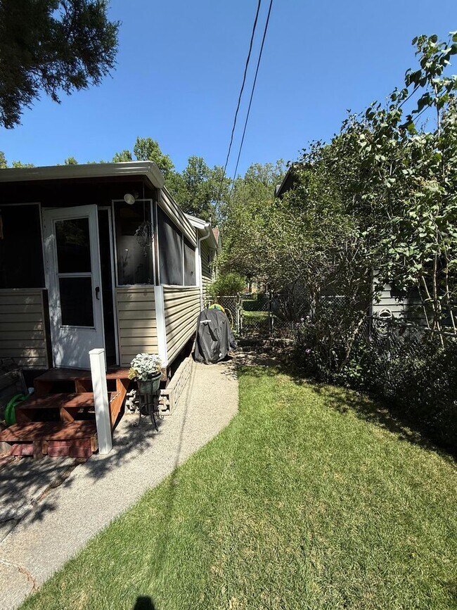 Building Photo - Warm & Furnished 2BR Home Near Billings Cl...