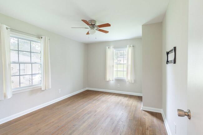 Building Photo - Renovated 3/2 w/ Fenced In Backyard and Co...