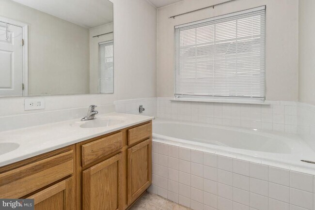 Building Photo - 2261 Forsythia Dr