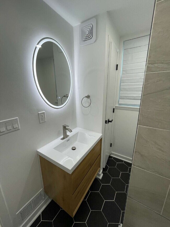 Building Photo - 107 Shoup St